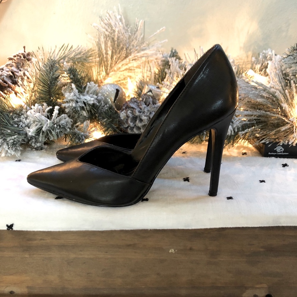Black leather pump